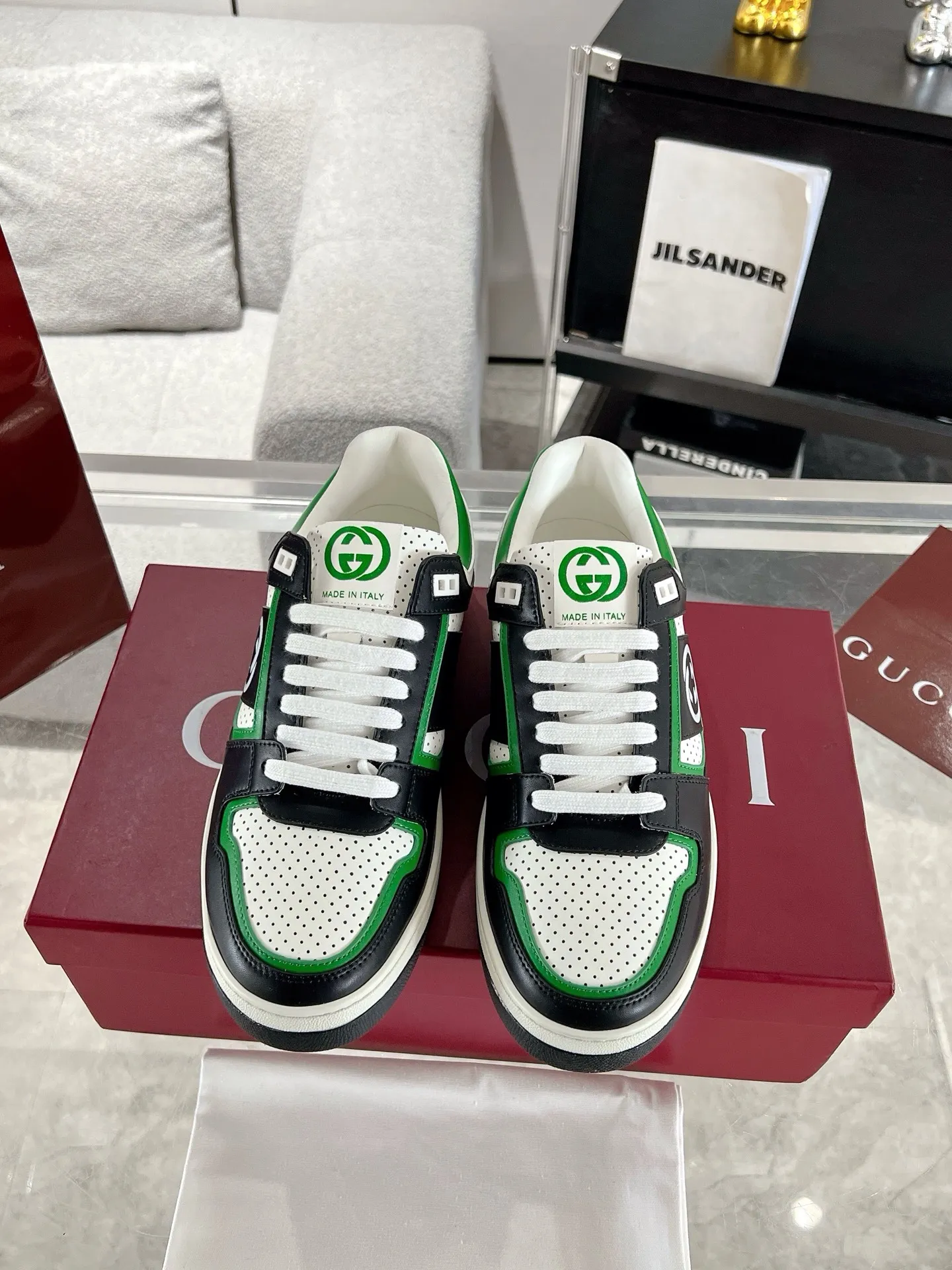 👟👟Ex-factory price 700👟👟 The latest casual sneakers for couples in white shoes❗️❗️ Original purchase, development and production. The sneakers are inspired by the classic sneakers of the 1970s, and the name is taken from the defensive movements in sports. This accessory is crafted from white leather, with an interlocking Double G stripe webbing embellished on the side, and the Gucci retro logo embellished on the shoe body. Original imported first-layer cowhide. Original custom-made soft sheepskin lining. Original open-molded TPU outsole. Bottom thickness: 2.5CM. Size: 35-44 (45 is custom-made and cannot be returned or exchanged)